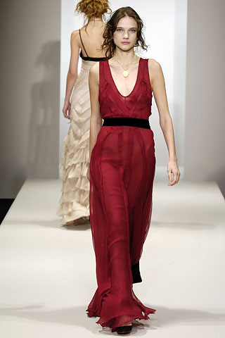 http://glamurnenko.ru/images/fashion/red_dress_sari_big.jpg
