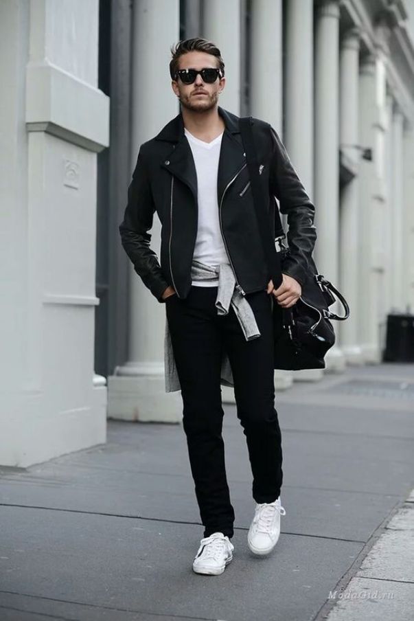 Черная куртка с белыми кроссовками